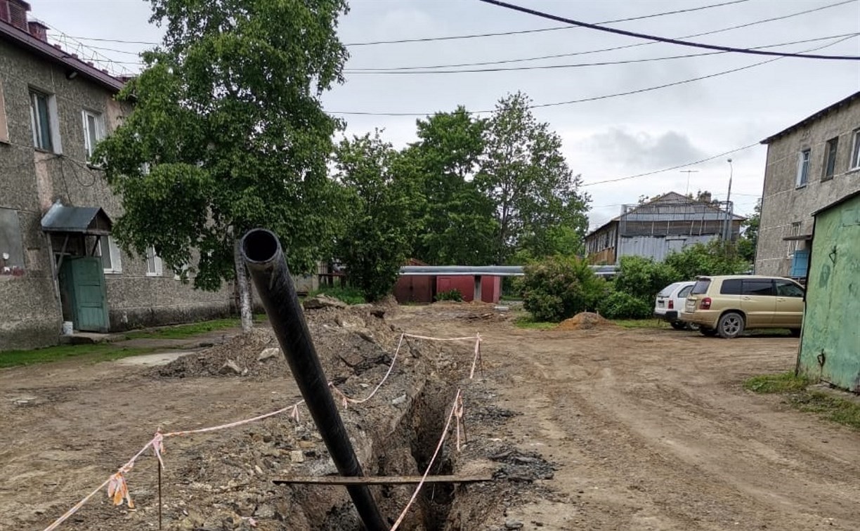 Жители Лугового недовольны разрытыми из-за ремонта водопровода дворами