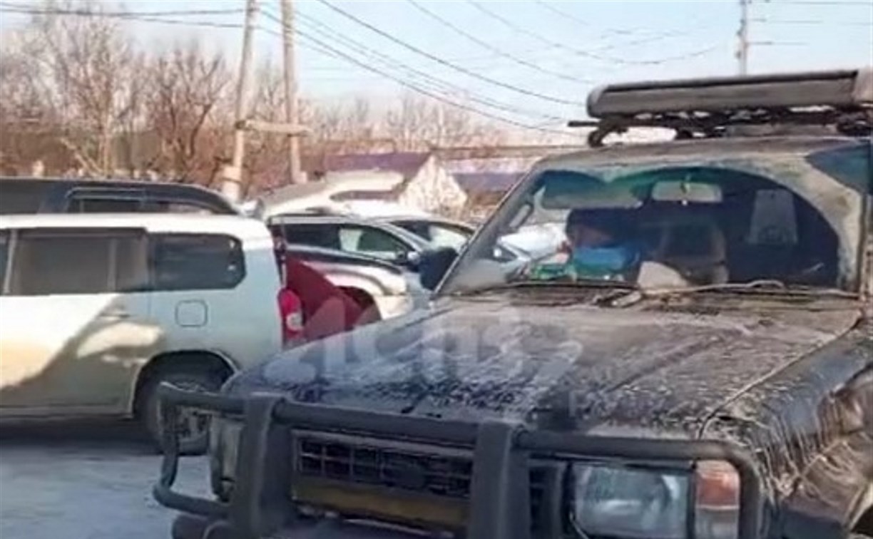 Сахалинские рыбаки устроили автомобильный хаос в Стародубском: школьный автобус едва пробился