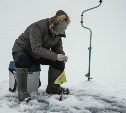 "Азарт может обойтись дорого": снятых со льдин сахалинских рыбаков предложили штрафовать