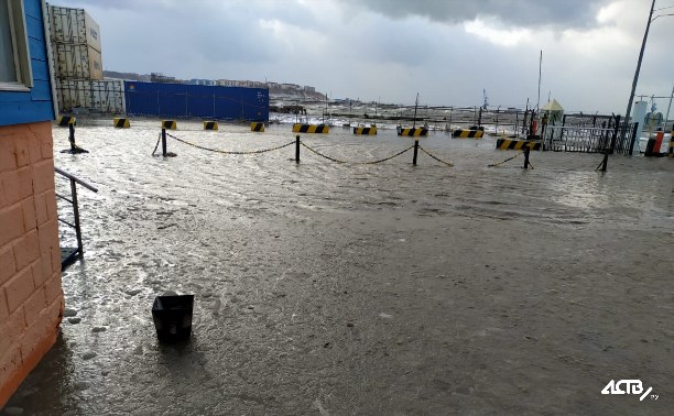 Морские волны вынудили сотрудников корсаковского порта покинуть работу