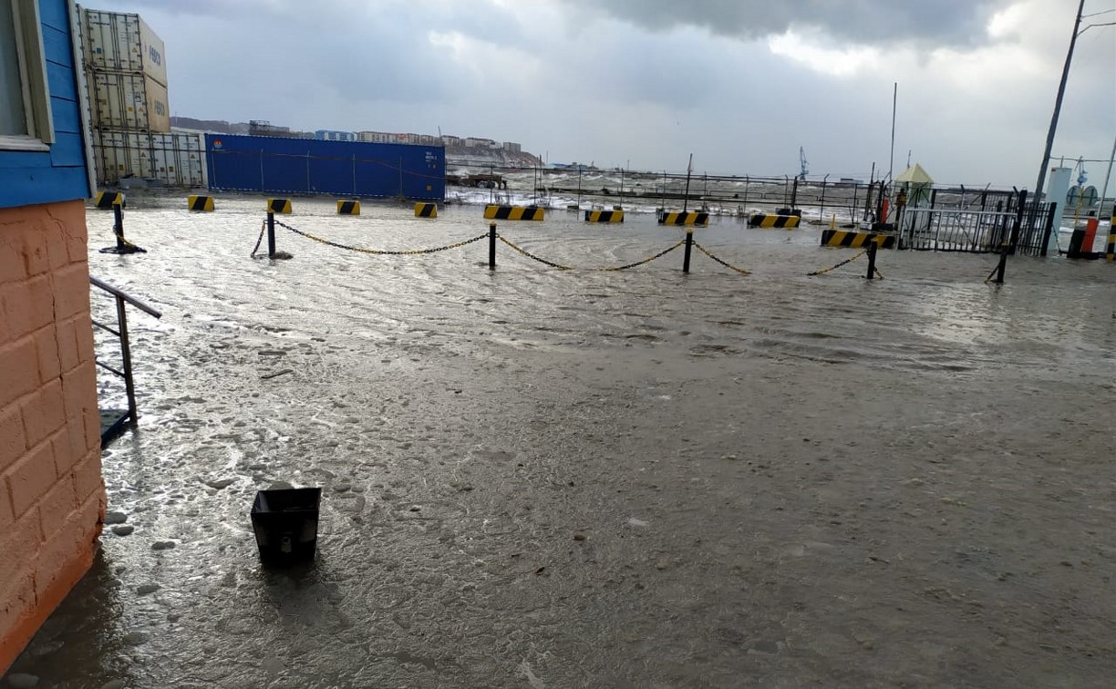 Морские волны вынудили сотрудников корсаковского порта покинуть работу