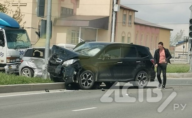 Два автомобиля врезались на перекрёстке в Южно-Сахалинске