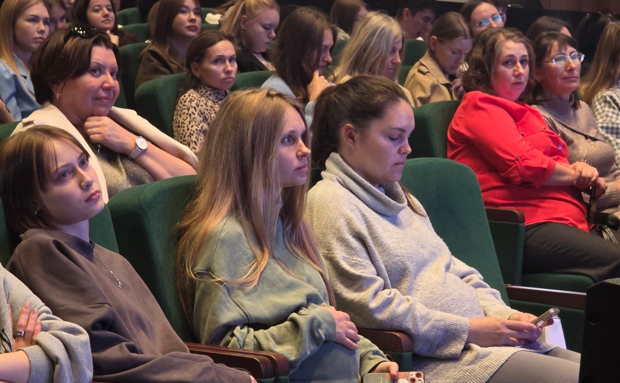 Беременные женщины на Сахалине могут бесплатно посещать кинотеатры и бассейн