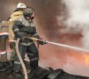 Более 70 человек эвакуировали из горящего дома на Сахалине
