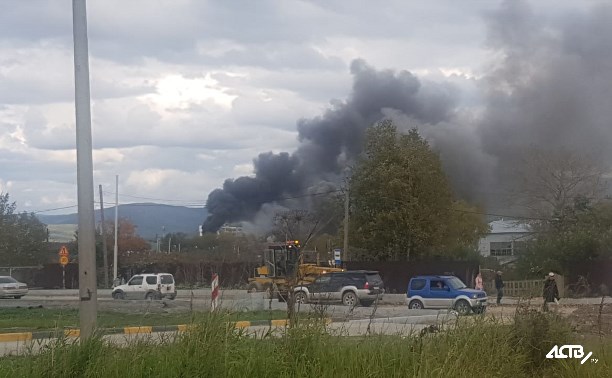 Склад горит на оптовой базе в Южно-Сахалинске