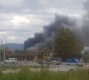 Склад горит на оптовой базе в Южно-Сахалинске