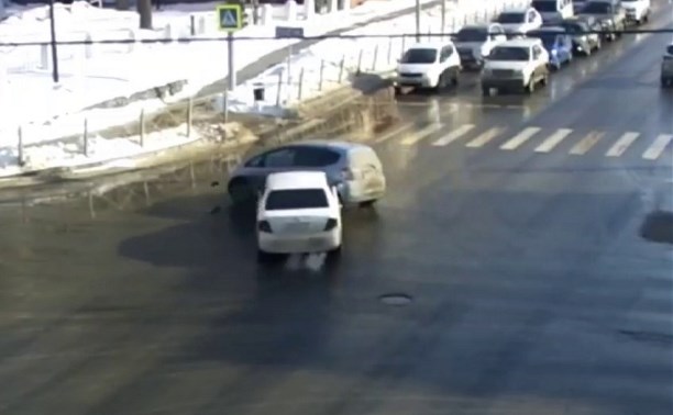 Авария с двумя иномарками осложнила движение на перекрестке в Южно-Сахалинске