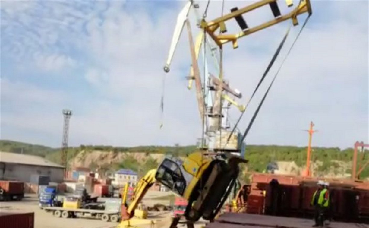 Экскаватор в торговом порту Корсакова проиграл бой гравитации 