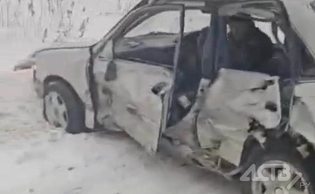 Чудом остались живы: два автомобиля попали в жуткое ДТП в Холмском районе