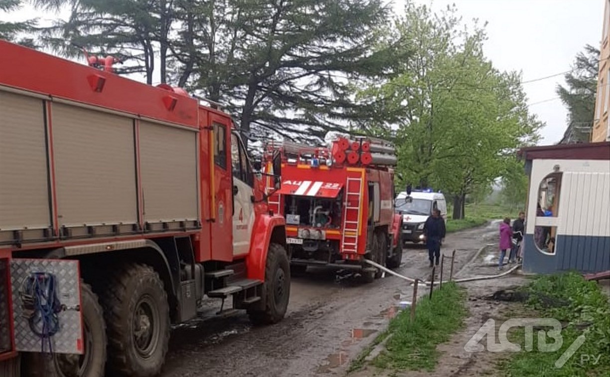 Очевидцы: соседи вытащили из пожара пьяных сахалинцев и собаку 