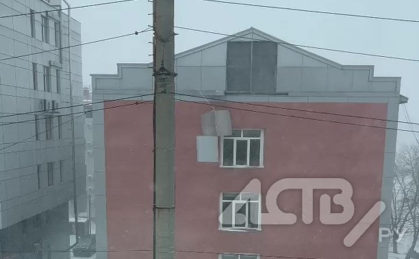 Кусок фасада упал на тротуар с крыши офисного здания в Южно-Сахалинске