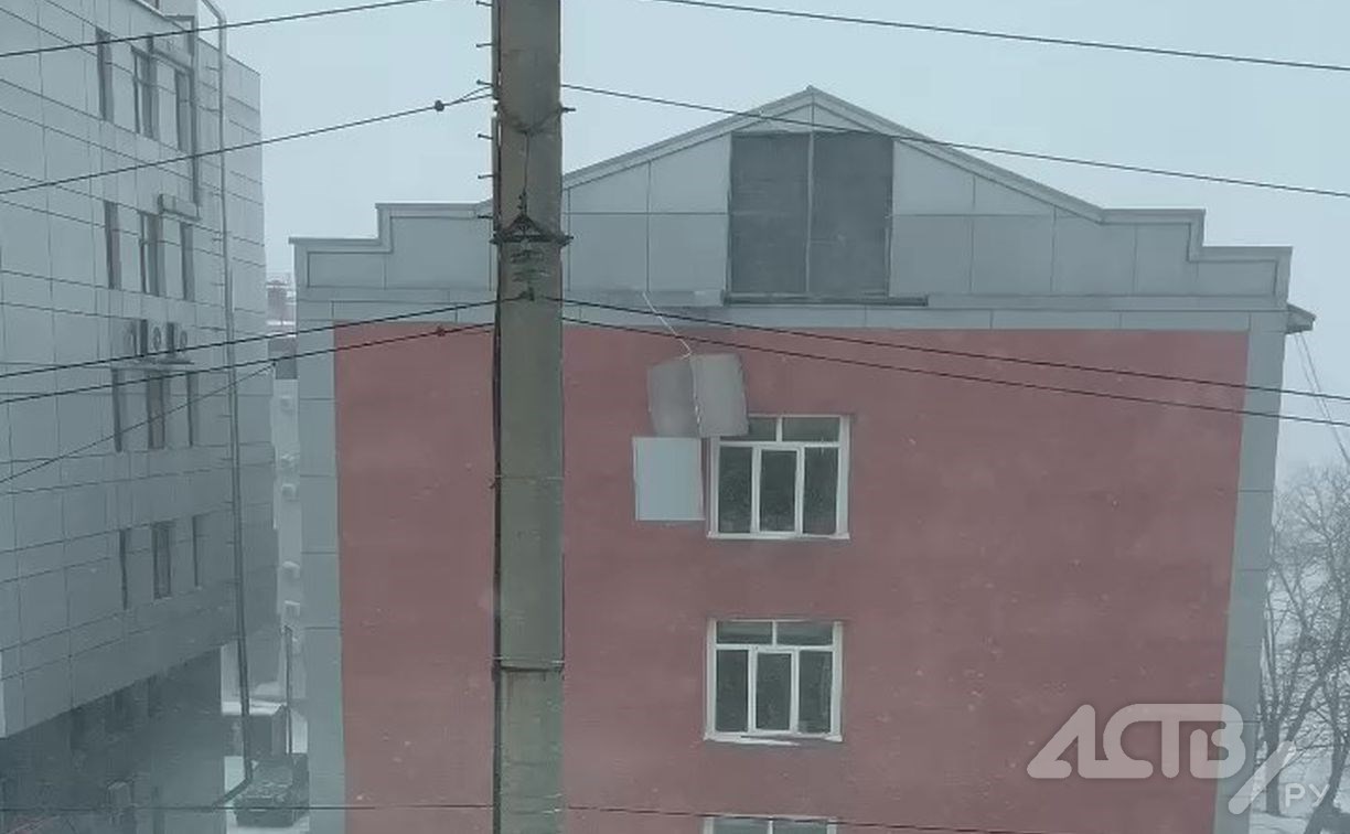 Кусок фасада упал на тротуар с крыши офисного здания в Южно-Сахалинске