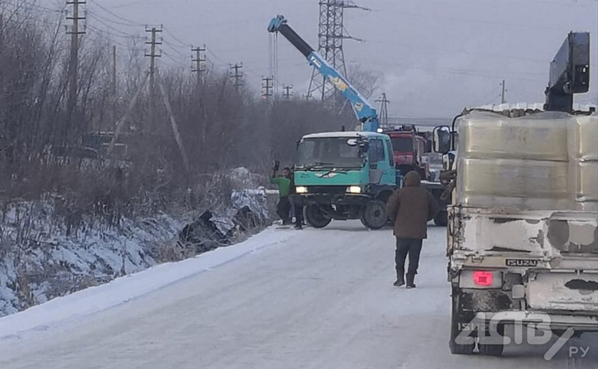 Автомобиль вылетел в кювет и перевернулся в Южно-Сахалинске