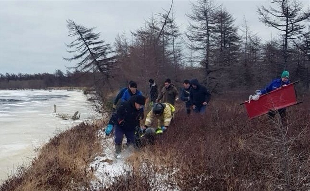 Медики не смогли спасти провалившегося под лёд рыбака на Сахалине