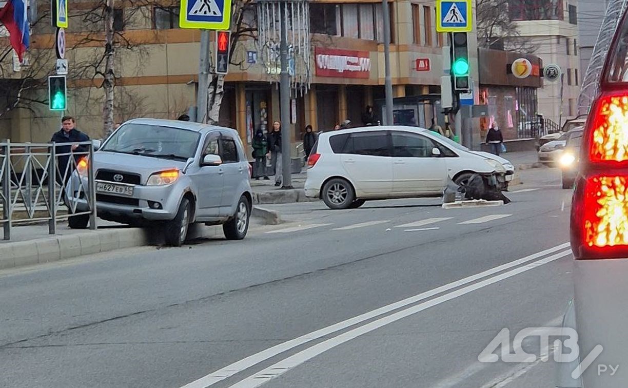 Автомобиль отбросило на тротуар в результате ДТП в Южно-Сахалинске