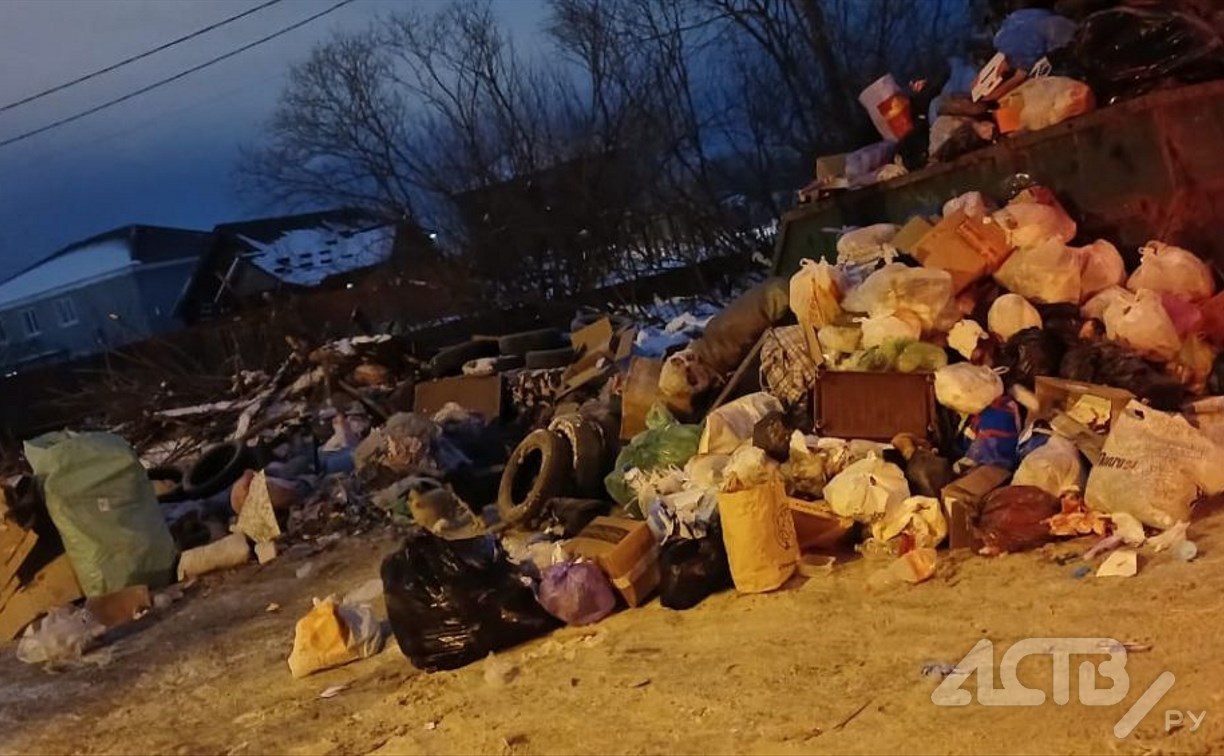 "Люди, вы что творите?": в Южно-Сахалинске свалка из шин, просрочки и мебели растёт каждый день