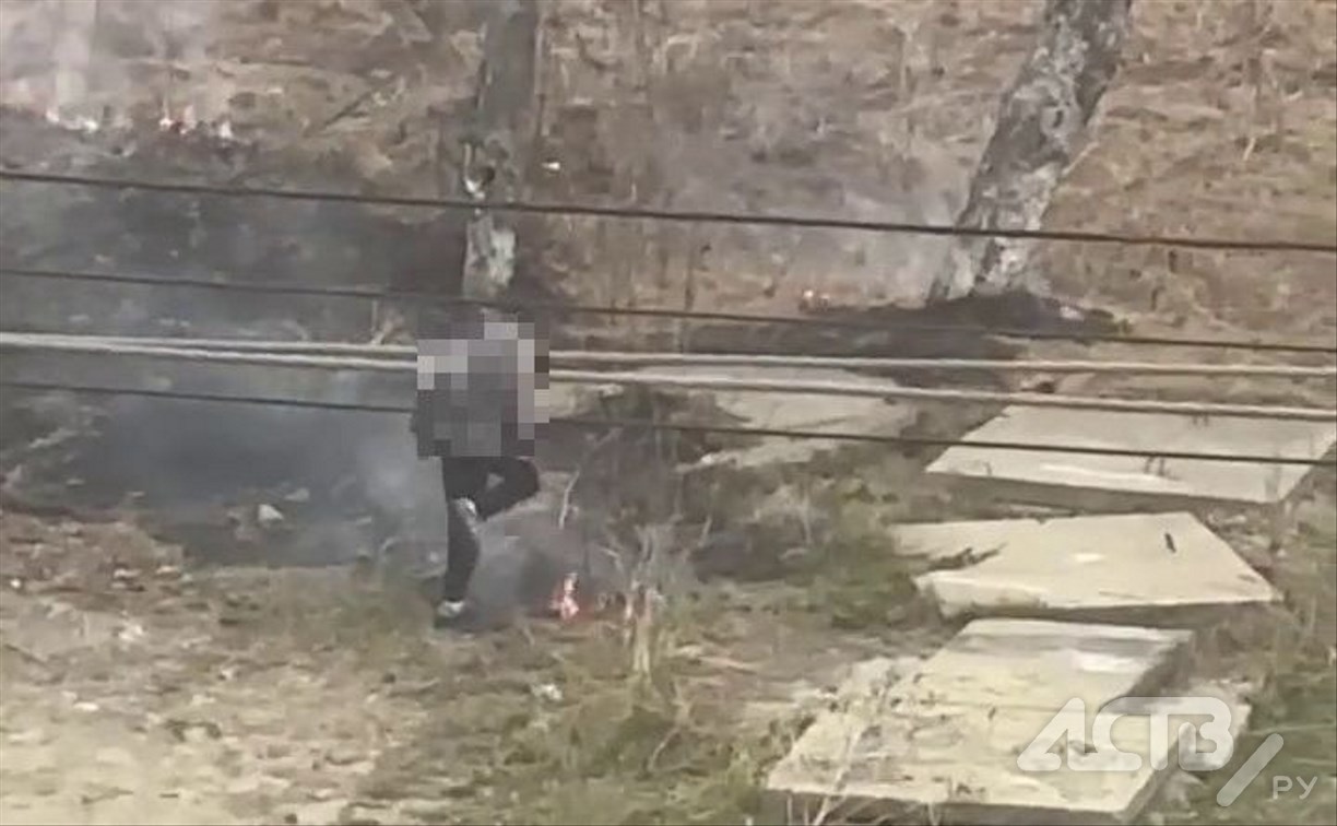 В Южно-Сахалинске юный прохожий тушил пожар, который разожгли другие подростки