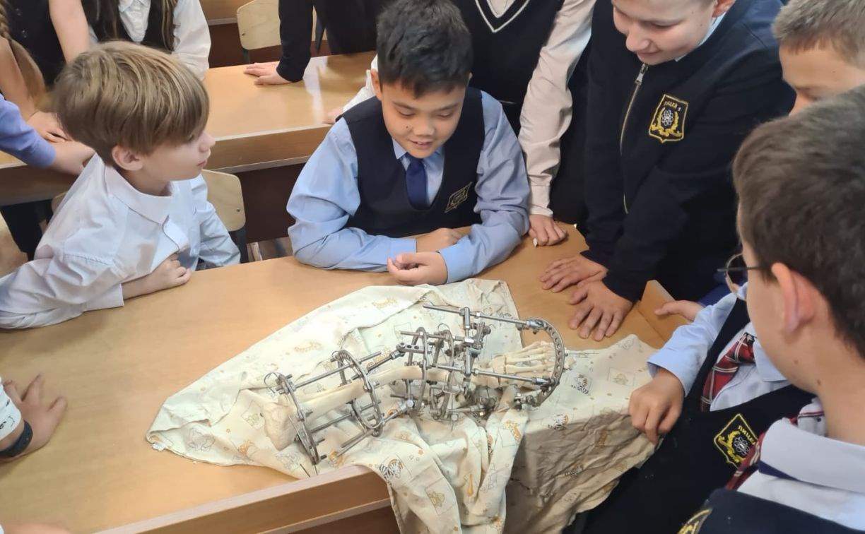Южно-сахалинским шестиклассникам показали, как помогать людям при переломах