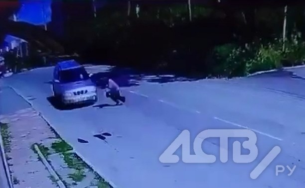 Молодой сахалинец сбил пенсионерку, перебегавшую дорогу: жуткое видео с камер