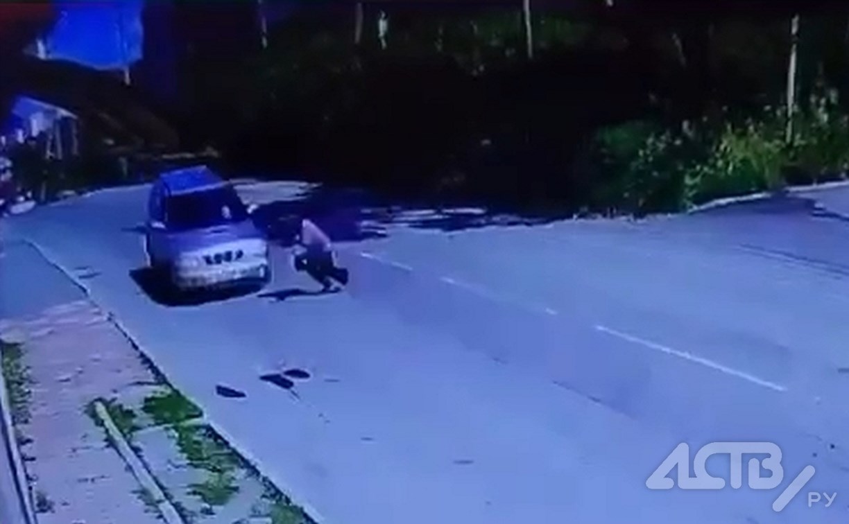 Молодой сахалинец сбил пенсионерку, перебегавшую дорогу: жуткое видео с камер