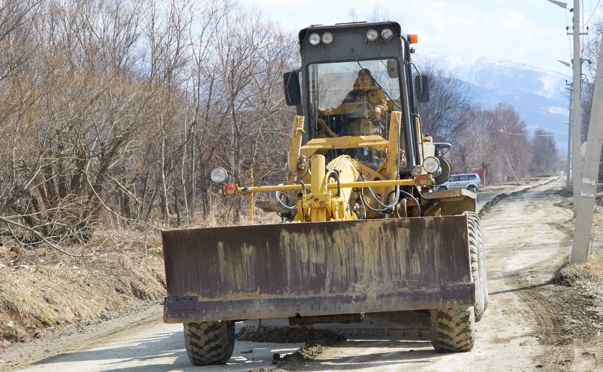 В Южно-Сахалинске продолжают профилировать грунтовки - к отсыпке приступят чуть позже