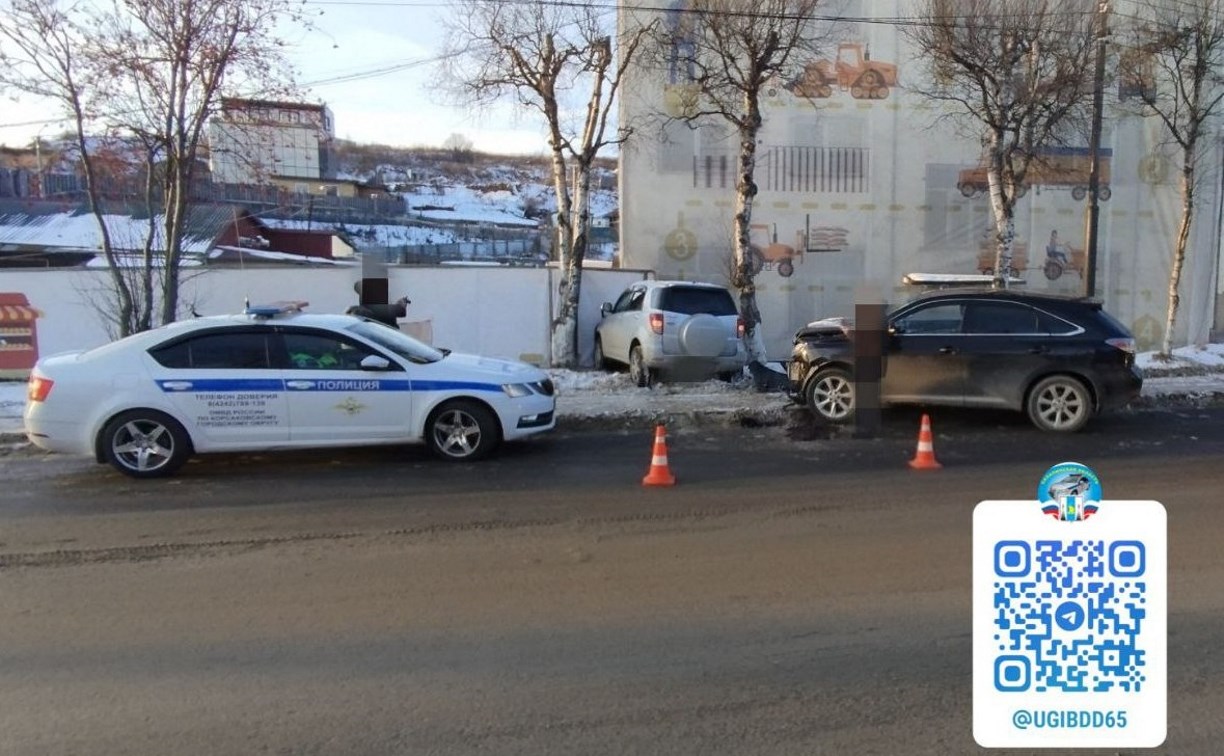 Дама без прав на Toyota Rush в Корсакове вылетела на встречку и врезалась в Lexus RX