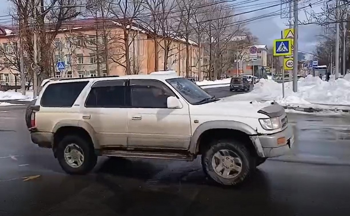 Провалы образовались на пр. Мира в Южно-Сахалинске после земляных работ 