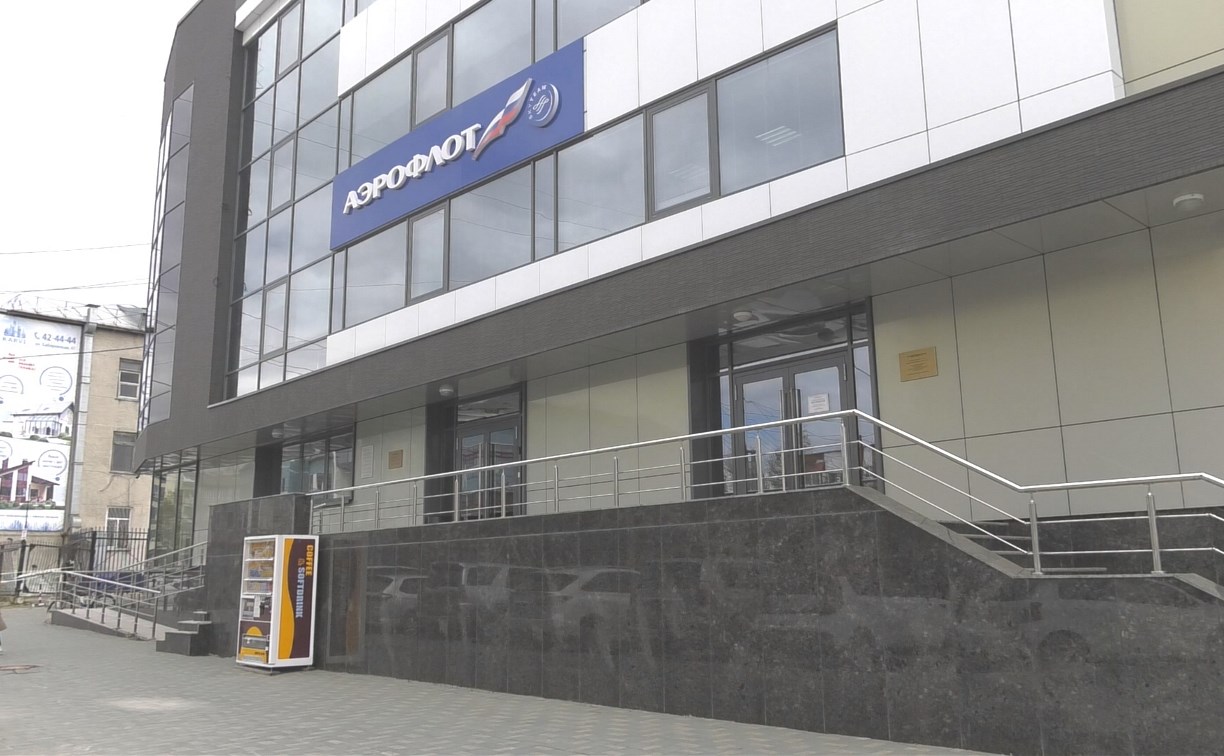 Сахалинские пассажиры стоят в больших очередях за ваучером в офисе "Аэрофлота"