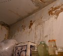 В подъезде - сырость, на стенах - потёки: в многоквартирном доме в Ногликах протекает крыша 