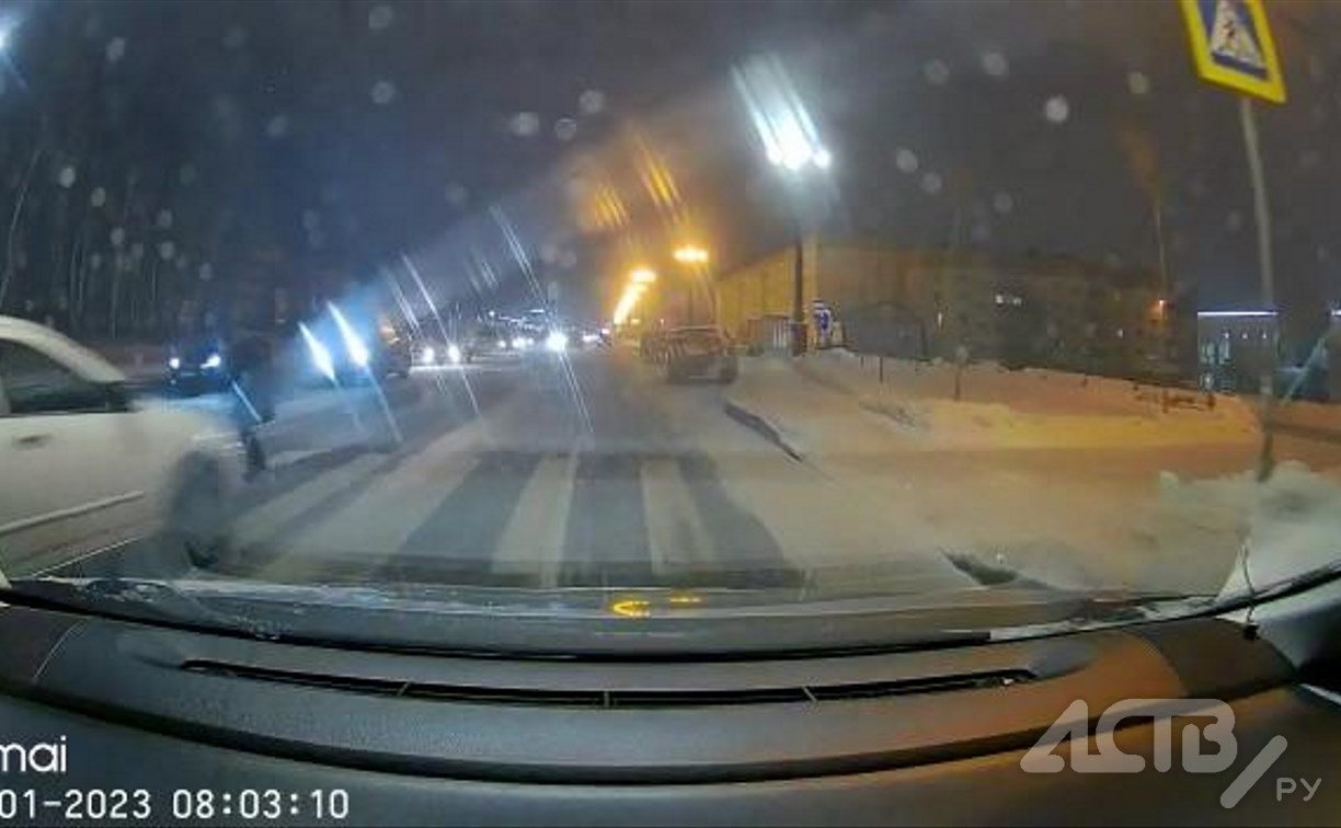 Момент наезда иномарки на подростка в Южно-Сахалинске зафиксировал видеорегистратор