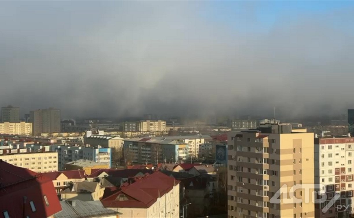 Выглядит жутковато: обволакивающий Южно-Сахалинск густой туман сняли на видео