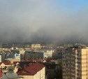 Выглядит жутковато: обволакивающий Южно-Сахалинск густой туман сняли на видео