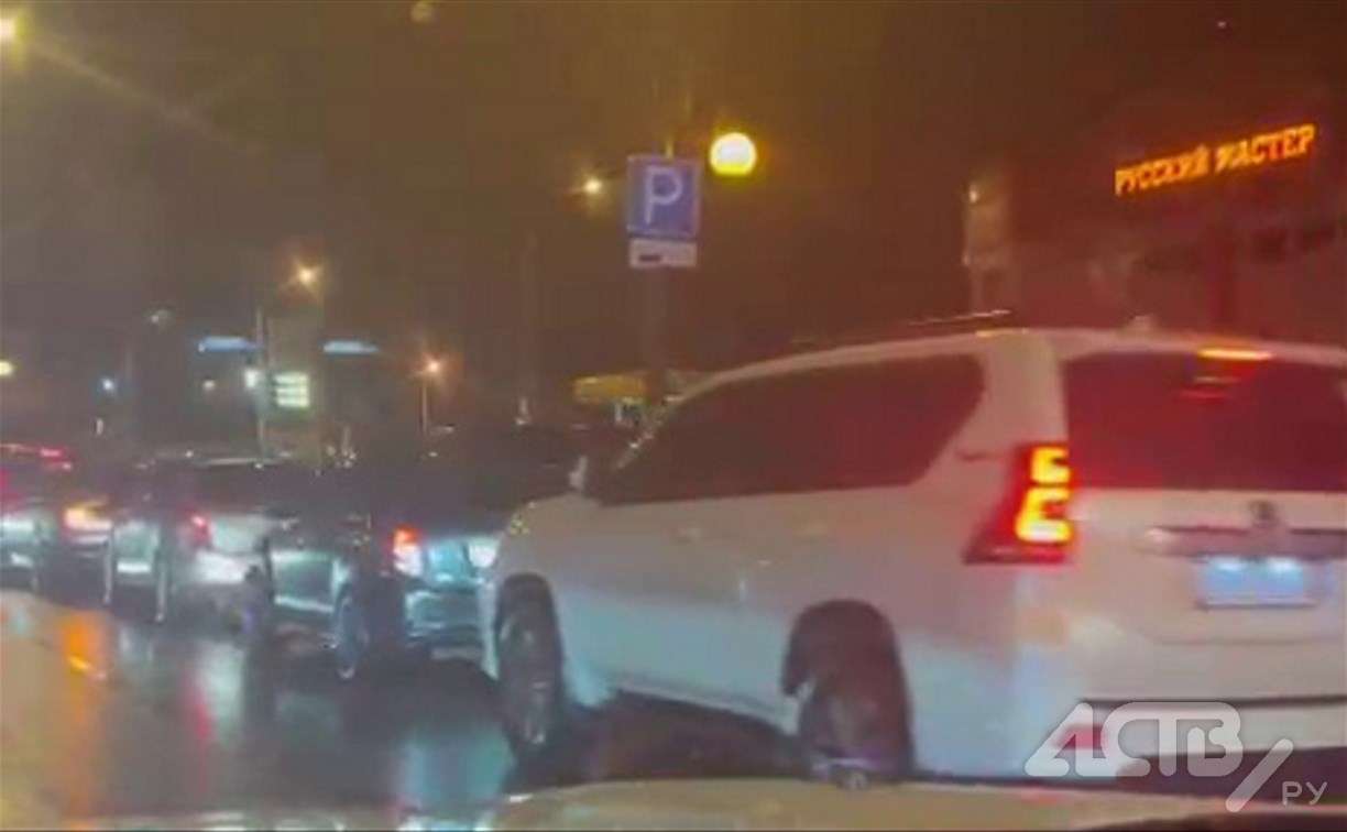 В минэнерго объяснили причину возникновения больших очередей на АЗС Южно-Сахалинска В минэнерго объяснили причину возникновения больших очередей на АЗС Южно-Сахалинска