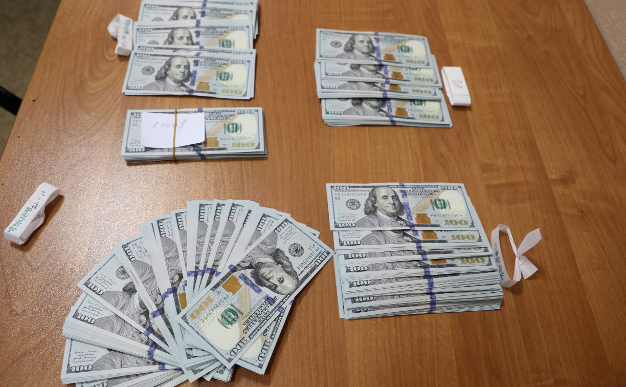 На рыбопромысловом судне в сахалинском порту нашли 40 тысяч долларов