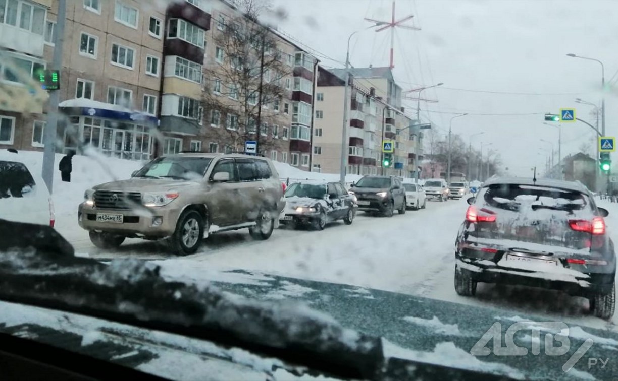 Южно-Сахалинск встал в четырёхкилометровую пробку после метели