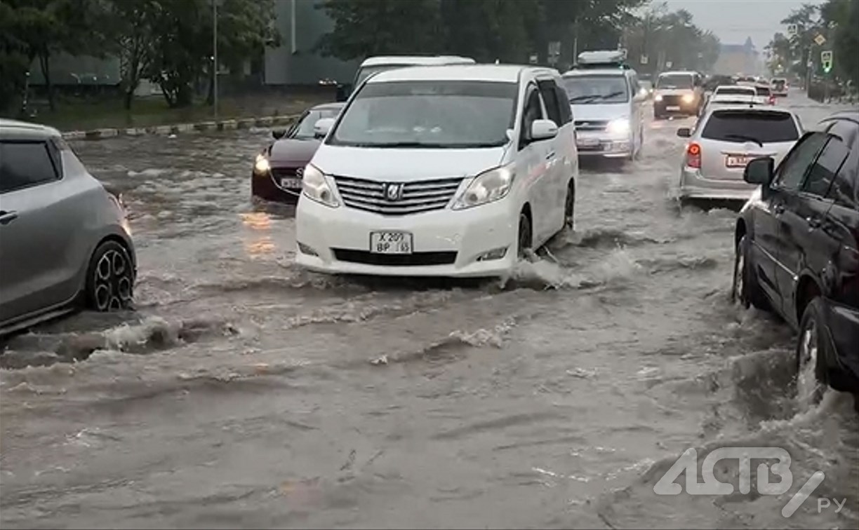"Машины по бампер в воде": участки на двух центральных улицах ушли под воду в Южно-Сахалинске 