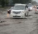 "Машины по бампер в воде": участки на двух центральных улицах ушли под воду в Южно-Сахалинске 