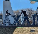 "Висят, ползают, раскачивают": дети проверили сквер Авиаторов в Южно-Сахалинске на прочность