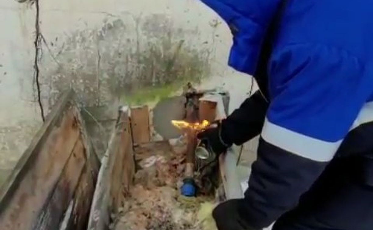 Коммунальщики горелкой отогревали замерзший трубопровод на Сахалине