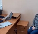 В Поронайске врача обвиняют в получении взятки