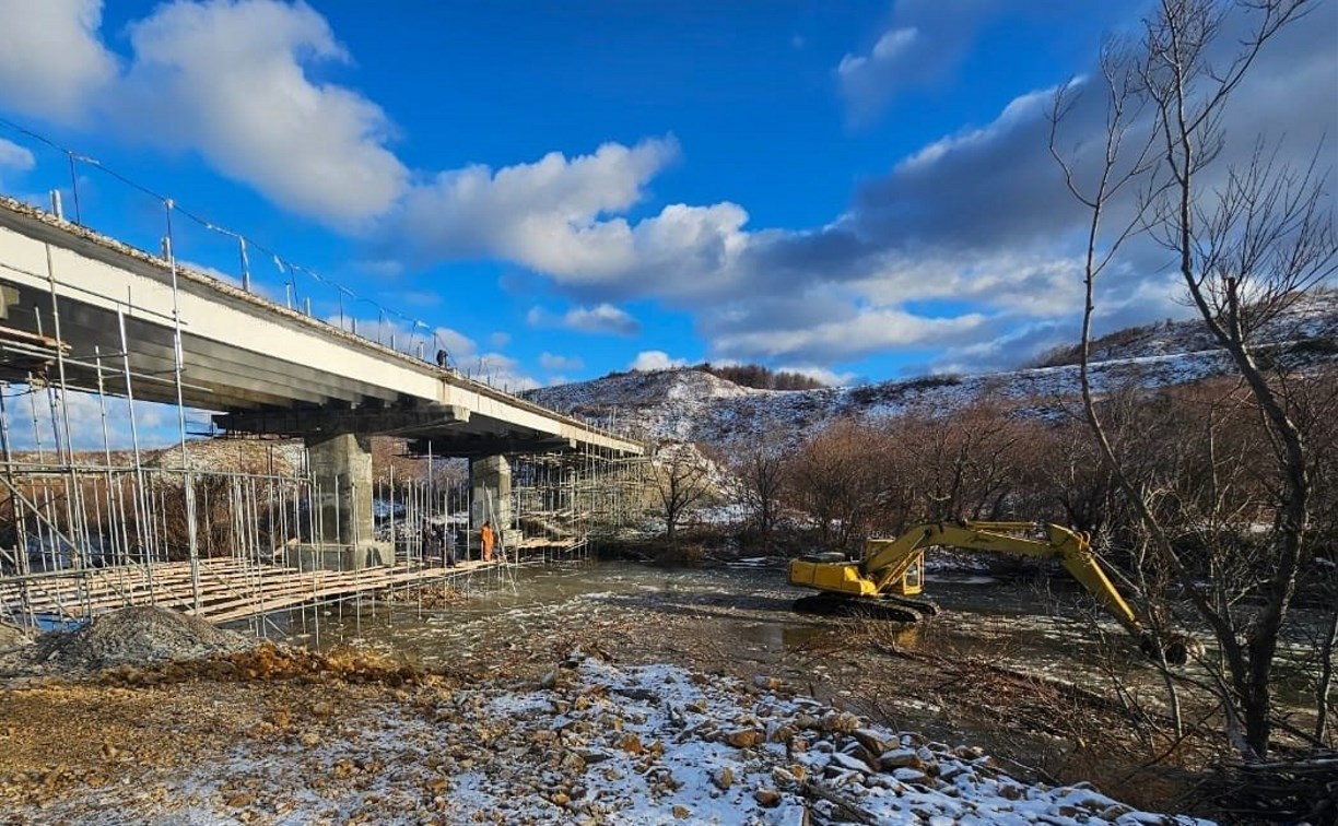 Работы на правой половине моста через реку Новосёлку завершили в Томаринском районе 