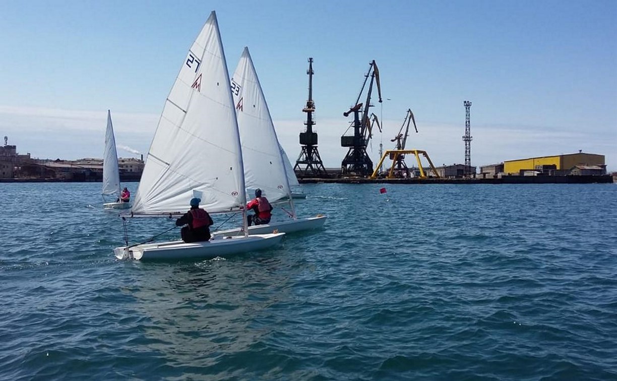 Около 40 яхтсменов вышли на соревнования по парусному спорту в Холмске