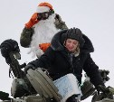 Дед Мороз и Снегурочка прокатили сахалинских детей на танке Т-80