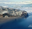 Ещё одного человека из разбитого штормом автомобиля ищут в районе Белых скал на Итурупе