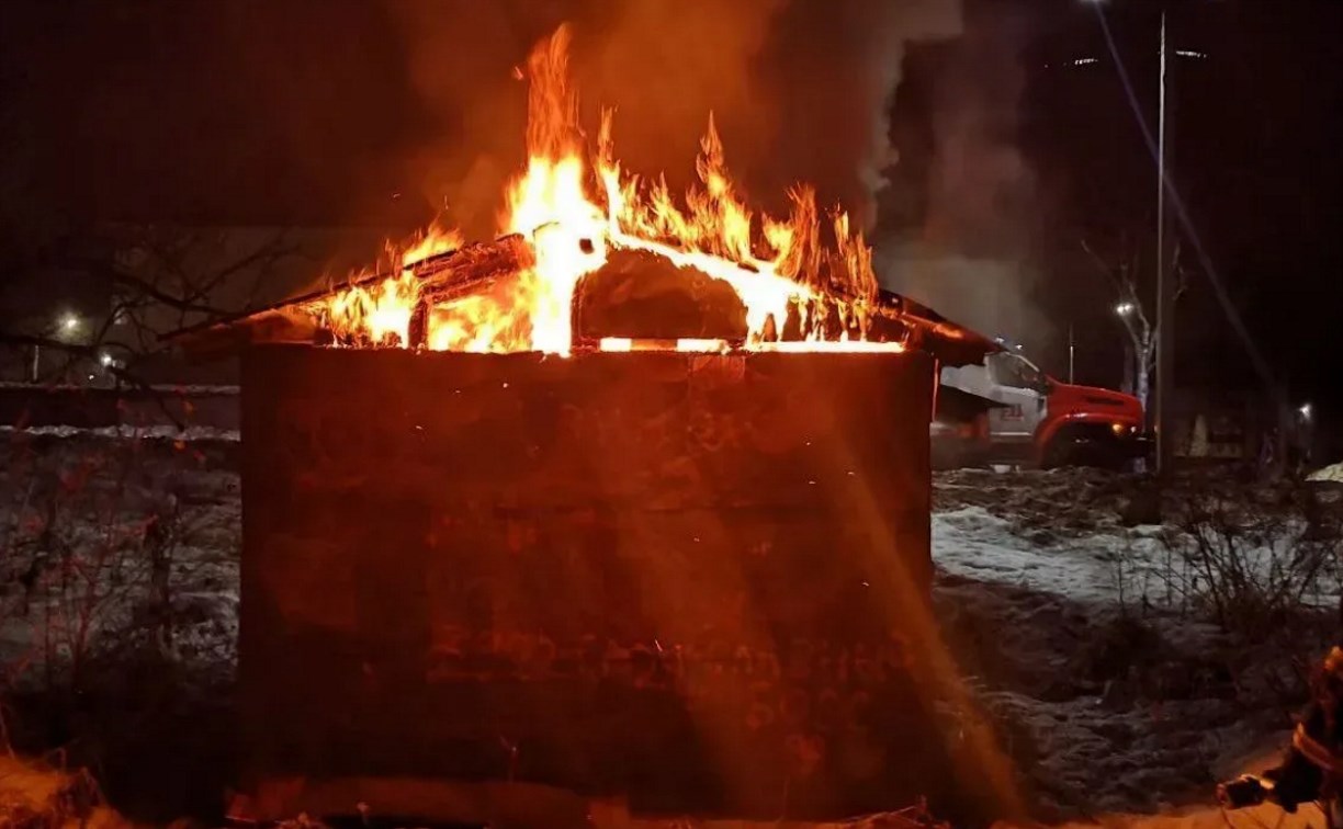 Пять пожарных тушили гараж в Аниве на выходных