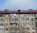 Новая крыша пострадавшей от пожара многоэтажки в Холмске прошла испытание дождем 