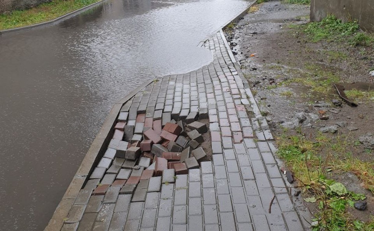 Коммунальщики в Поронайске не могут справиться с магической дырой на тротуаре
