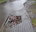Коммунальщики в Поронайске не могут справиться с магической дырой на тротуаре