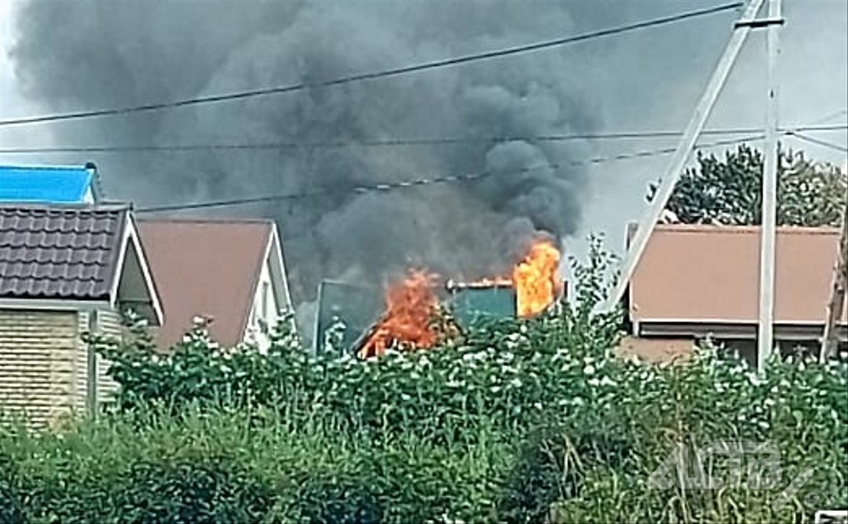 Отец попытался спасти сына из горящего дома в Октябрьском и получил ожоги