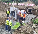 На дороге между селами Калинино и Зырянское устанавливают водопропускные трубы
